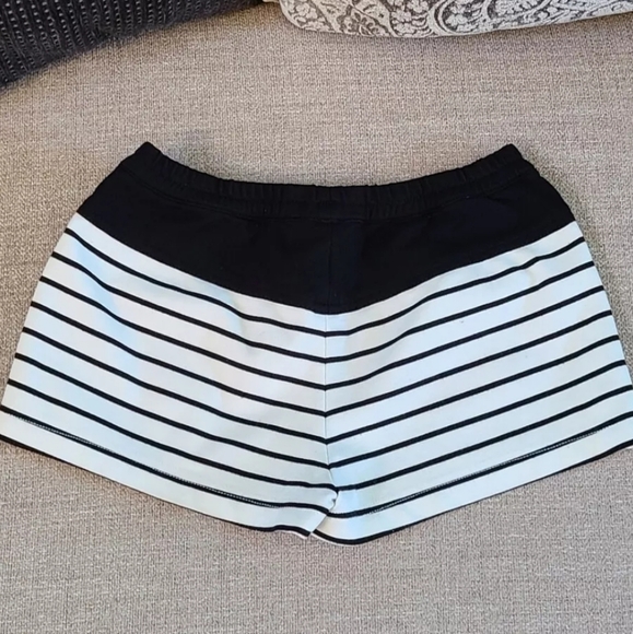 BCBGMAXAZRIA Teagan Stripe Pull -On Shorts Size XS Off White/Black - Picture 3 of 9